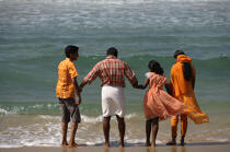 Offrandes sur la plage de Varkala. © Philip Plisson / Plisson La Trinité / AA12521 - Nos reportages photos - Tradition
