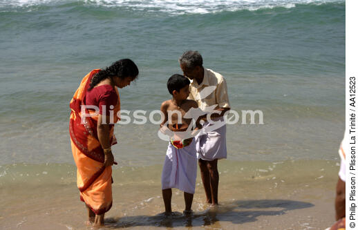 Offrande sur la plage de Varkala. - © Philip Plisson / Plisson La Trinité / AA12523 - Nos reportages photos - Femme