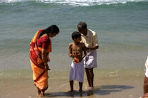 Offrande sur la plage de Varkala. © Philip Plisson / Plisson La Trinité / AA12523 - Nos reportages photos - La petite pêche au Kerala, Inde du sud
