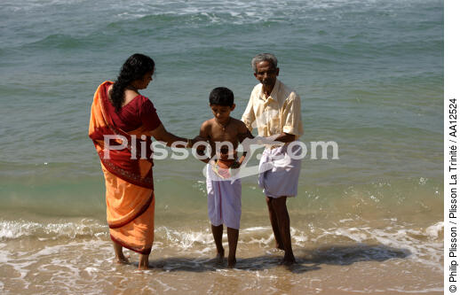 Offrande sur la plage de Varkala. - © Philip Plisson / Plisson La Trinité / AA12524 - Nos reportages photos - Culte