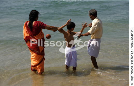Offrande sur la plage de Varkala. - © Philip Plisson / Plisson La Trinité / AA12525 - Nos reportages photos - Kerala