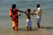 Offrande sur la plage de Varkala. © Philip Plisson / Plisson La Trinité / AA12525 - Nos reportages photos - La petite pêche au Kerala, Inde du sud