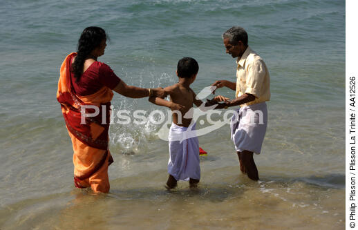 Offrande sur la plage de Varkala. - © Philip Plisson / Plisson La Trinité / AA12526 - Nos reportages photos - Kerala
