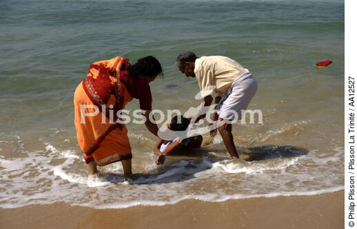 Offering on the beach of Varkala. - © Philip Plisson / Plisson La Trinité / AA12527 - Photo Galleries - Woman