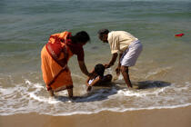 Offrande sur la plage de Varkala. © Philip Plisson / Plisson La Trinité / AA12527 - Nos reportages photos - Etats [Inde]