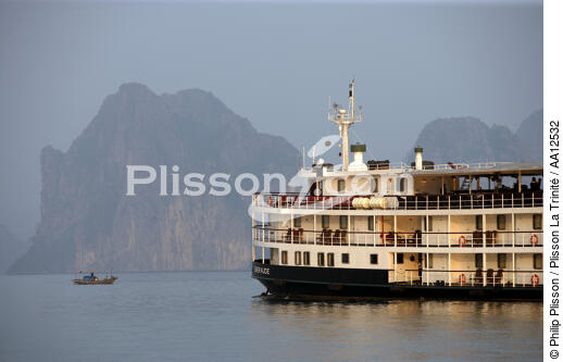 Cruising on Emeraude in Bay of Along - © Philip Plisson / Plisson La Trinité / AA12532 - Photo Galleries - Vietnam