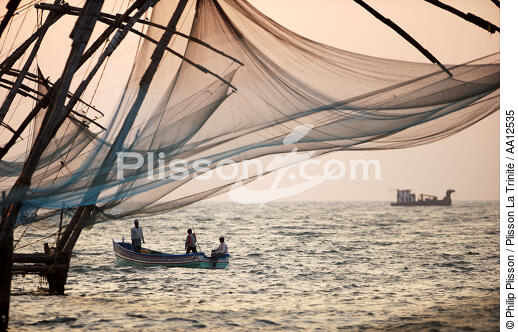 Chinese nets à Cochin. - © Philip Plisson / Plisson La Trinité / AA12535 - Nos reportages photos - Materiel de pêche