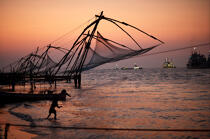 Chinese nets à Cochin. © Philip Plisson / Plisson La Trinité / AA12536 - Nos reportages photos - Ville [Kerala]
