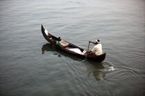 Pirogue à Cochin. © Philip Plisson / Plisson La Trinité / AA12538 - Nos reportages photos - La petite pêche au Kerala, Inde du sud