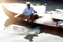 Pêcheur à Cochin. © Philip Plisson / Plisson La Trinité / AA12548 - Nos reportages photos - Filet de pêche