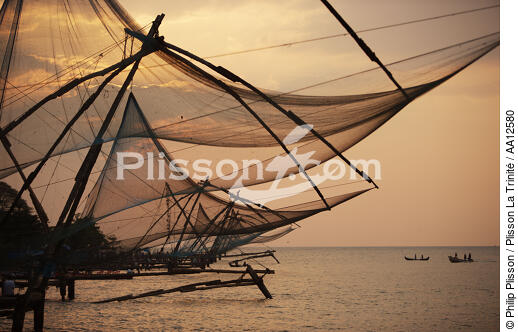 Chinese Nets in Cochin. - © Philip Plisson / Plisson La Trinité / AA12580 - Photo Galleries - Chinese nets