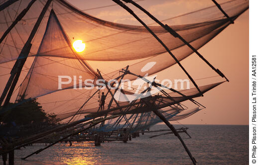 Chinese Nets in Cochin. - © Philip Plisson / Plisson La Trinité / AA12581 - Photo Galleries - Chinese nets
