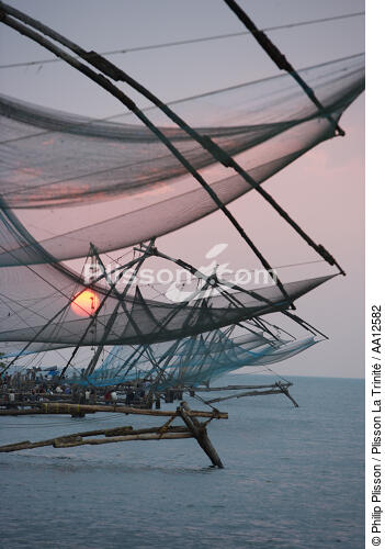 Chinese Nets in Cochin. - © Philip Plisson / Plisson La Trinité / AA12582 - Photo Galleries - Inshore Fishing in Kerala, India