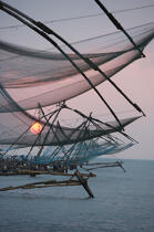 Chinese nets à Cochin. © Philip Plisson / Plisson La Trinité / AA12582 - Nos reportages photos - Soleil