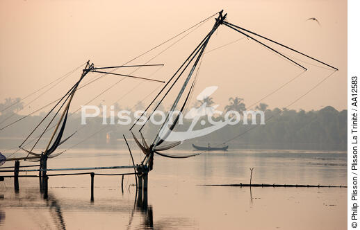 Chinese Nets in Cochin. - © Philip Plisson / Plisson La Trinité / AA12583 - Photo Galleries - Inshore Fishing in Kerala, India