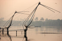 Chinese nets à Cochin. © Philip Plisson / Plisson La Trinité / AA12583 - Nos reportages photos - Carrelet