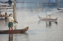 Fishing in the backwaters. © Philip Plisson / Plisson La Trinité / AA12585 - Photo Galleries - Town [Kerala]