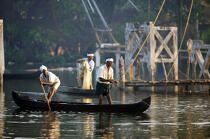 Fishing in the backwaters. © Philip Plisson / Plisson La Trinité / AA12586 - Photo Galleries - Site of interest [Kerala]