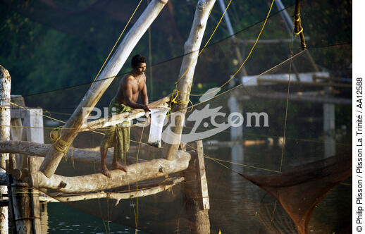 Fishing in the backwaters. - © Philip Plisson / Plisson La Trinité / AA12588 - Photo Galleries - Chinese nets