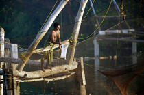 Fishing in the backwaters. © Philip Plisson / Plisson La Trinité / AA12588 - Photo Galleries - Chinese nets