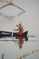 Pêcheur dans les backwaters.. © Philip Plisson / Plisson La Trinité / AA12589 - Nos reportages photos - Materiel de pêche