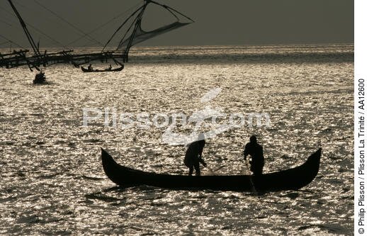 Pêche à Cochin. - © Philip Plisson / Plisson La Trinité / AA12600 - Nos reportages photos - Contre-jour