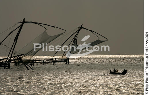 Fishing in Cochin. - © Philip Plisson / Plisson La Trinité / AA12601 - Photo Galleries - Backlit