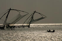 Fishing in Cochin. © Philip Plisson / Plisson La Trinité / AA12601 - Photo Galleries - Backlit