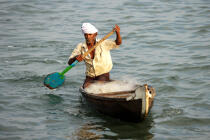 Pêcheur à Cochin. © Philip Plisson / Plisson La Trinité / AA12606 - Nos reportages photos - Pirogue