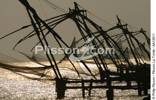 Chinese nets in front of Cochin. - © Philip Plisson / Plisson La Trinité / AA12611 - Photo Galleries - State [India]