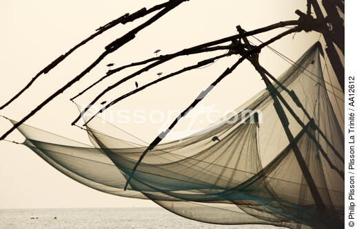 Chinese nets in front of Cochin. - © Philip Plisson / Plisson La Trinité / AA12612 - Photo Galleries - Backlit