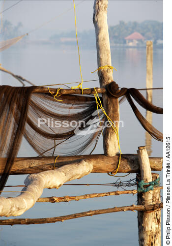 Chinese nets in front of Cochin. - © Philip Plisson / Plisson La Trinité / AA12615 - Photo Galleries - State [India]