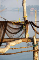 Chinese nets devant Cochin. © Philip Plisson / Plisson La Trinité / AA12615 - Nos reportages photos - Materiel de pêche