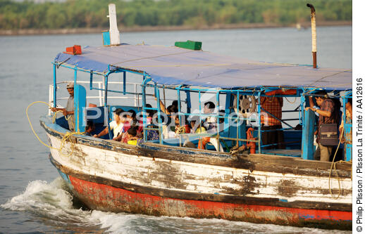 Ferry in Cochin. - © Philip Plisson / Plisson La Trinité / AA12616 - Photo Galleries - Cochin