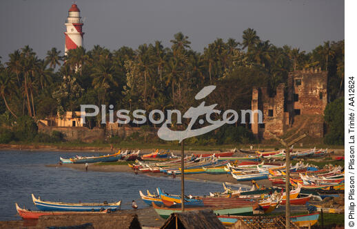 Bateaux sur la plage de Kollam. - © Philip Plisson / Plisson La Trinité / AA12624 - Nos reportages photos - Kerala