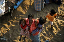 Indous sur la plage de Kollam. © Philip Plisson / Plisson La Trinité / AA12627 - Nos reportages photos - Enfant