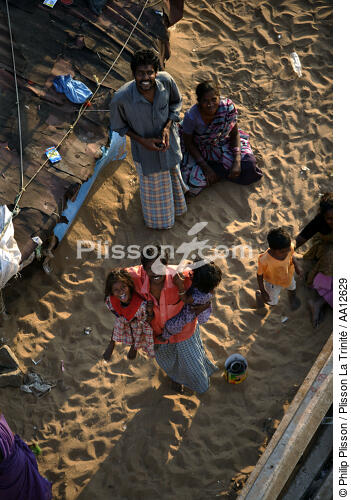 Hindus on the beach of Kollam. - © Philip Plisson / Plisson La Trinité / AA12629 - Photo Galleries - Inshore Fishing in Kerala, India