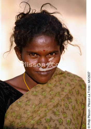 Femme sur la plage de Kollam. - © Philip Plisson / Plisson La Trinité / AA12637 - Nos reportages photos - Ville [Kerala]