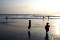 Sur la plage de Kovallam. © Philip Plisson / Plisson La Trinité / AA12642 - Nos reportages photos - Enfant