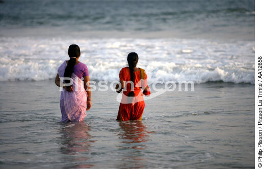 Sur la plage de Kovallam.. - © Philip Plisson / Plisson La Trinité / AA12656 - Nos reportages photos - Femme