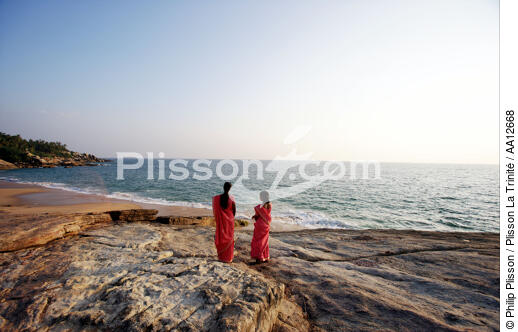 On the beach of Vilinjan. - © Philip Plisson / Plisson La Trinité / AA12668 - Photo Galleries - Woman