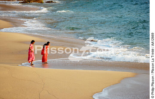 Sur la plage de Vilinjan. - © Philip Plisson / Plisson La Trinité / AA12669 - Nos reportages photos - Femme
