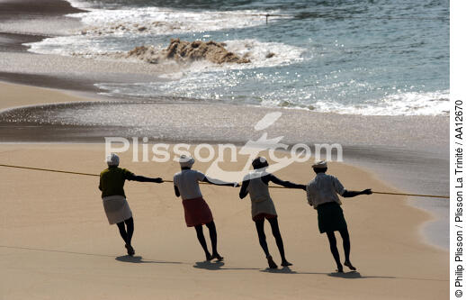 On the beach of Vilinjan. - © Philip Plisson / Plisson La Trinité / AA12670 - Photo Galleries - Fisherman
