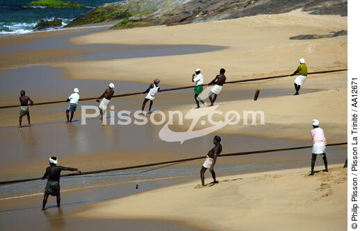 On the beach of Vilinjan. - © Philip Plisson / Plisson La Trinité / AA12671 - Photo Galleries - Fisherman