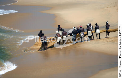Sur la plage de Vilinjan. - © Philip Plisson / Plisson La Trinité / AA12672 - Nos reportages photos - Pêche à la senne