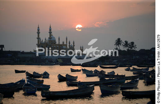 Coucher de soleil sur Vilinjan. - © Philip Plisson / Plisson La Trinité / AA12679 - Nos reportages photos - Ville [Kerala]