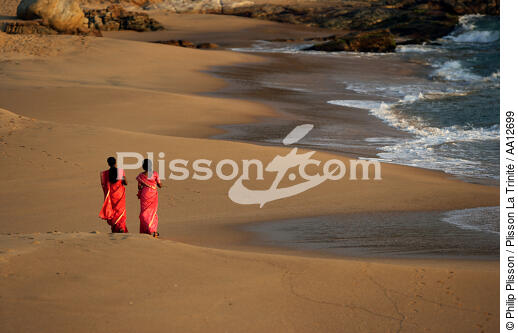 On the beach in Vilinjam. - © Philip Plisson / Plisson La Trinité / AA12699 - Photo Galleries - Woman