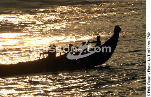 Départ pour la pêche à Vilinjam. - © Philip Plisson / Plisson La Trinité / AA12700 - Nos reportages photos - Contre-jour