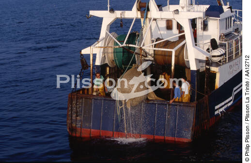 Trawler in fishing. - © Philip Plisson / Plisson La Trinité / AA12712 - Photo Galleries - Fishing equipment