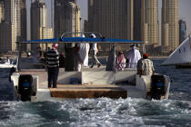 Régate de boutre devant Dubai. © Philip Plisson / Plisson La Trinité / AA12731 - Nos reportages photos - Gratte-ciel